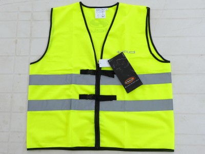 ze předu zip a dvě sponky